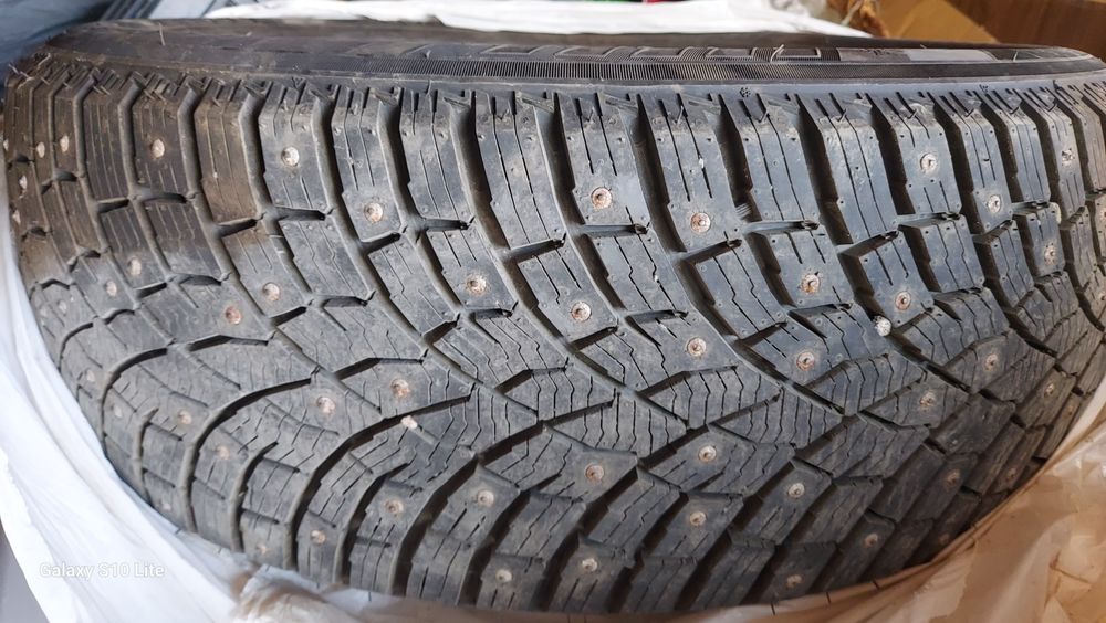 Продам шины зимние шипованные "Трианджел" 235/55R18 новые.
