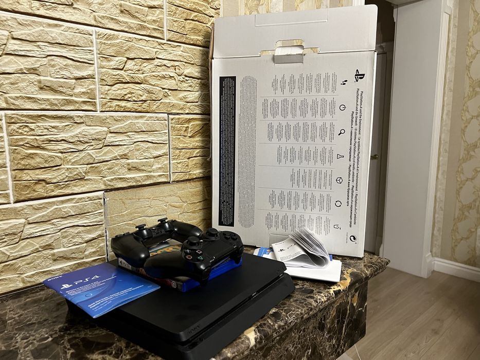 Plastation 4 slim 1 tb 2 джейстика (Приставка)PS4