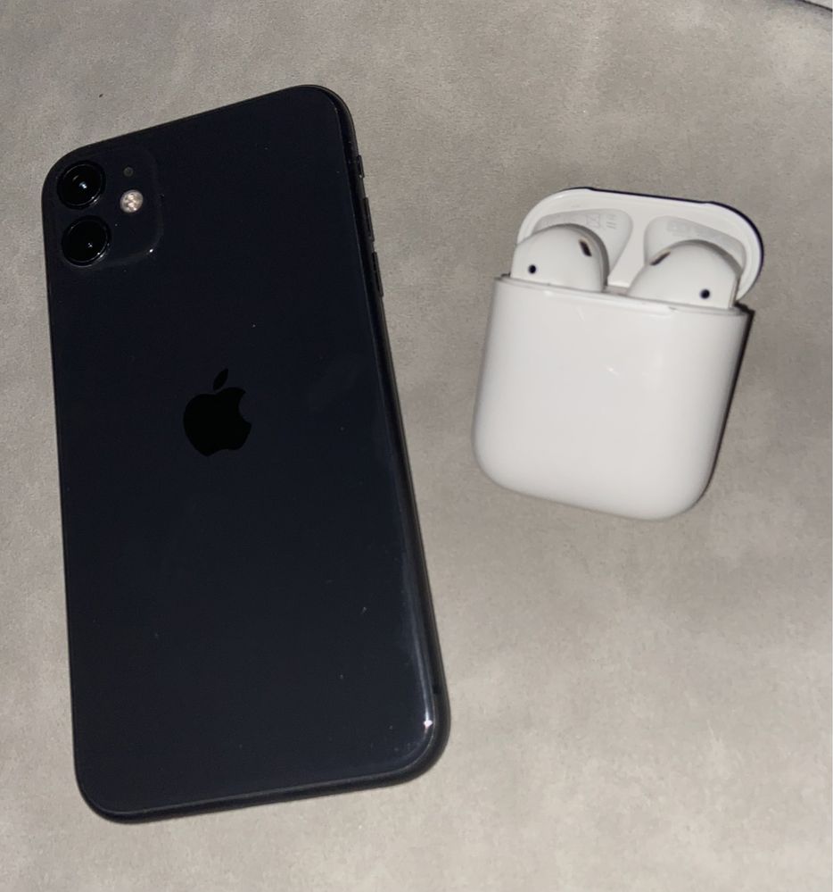 Продам IPhone 11  с airpods