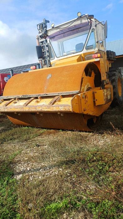 Închiriem Cilindru compactor DYNAPAC CA25D