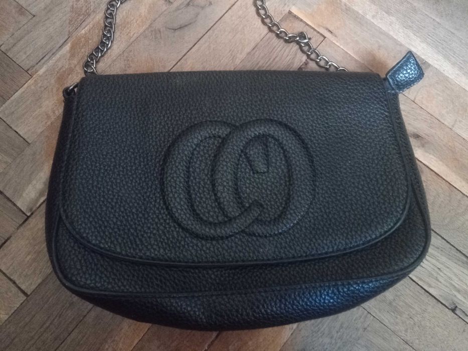 Черна дамска чанта с верижка