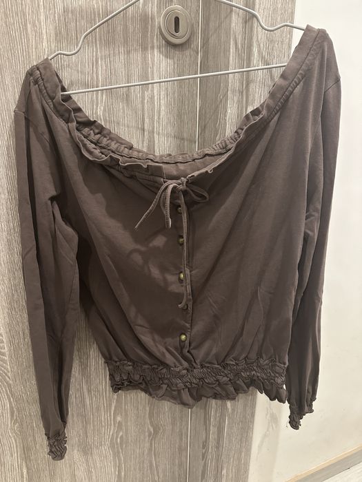 Кафява блуза с голи рамене