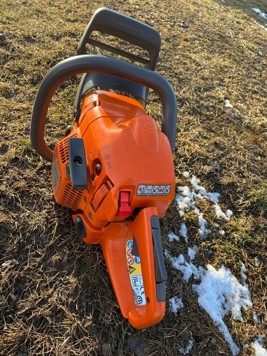 Vând drujbă husqvarna 135