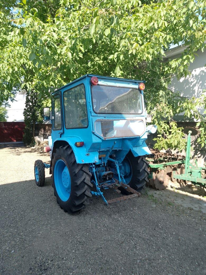 Pentru vânzare tractor plus utilaje