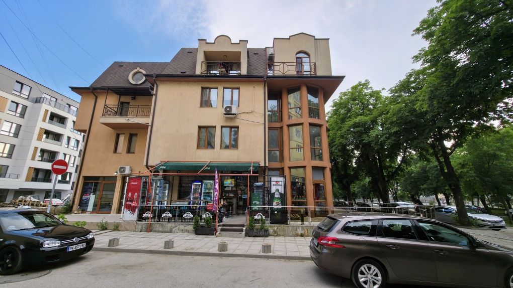 Продава се луксозен тристаен тухлен апартамент в жк. Изток, гр. Перник