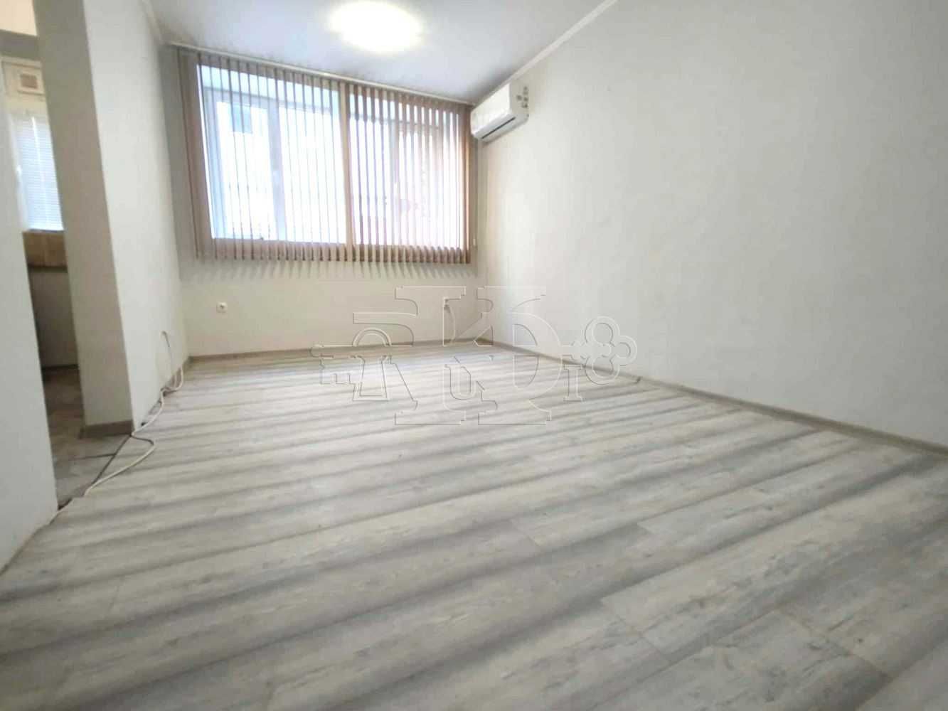 Зад хотел Добруджа, тристаен тухлен обновен апартамент, 81800€.