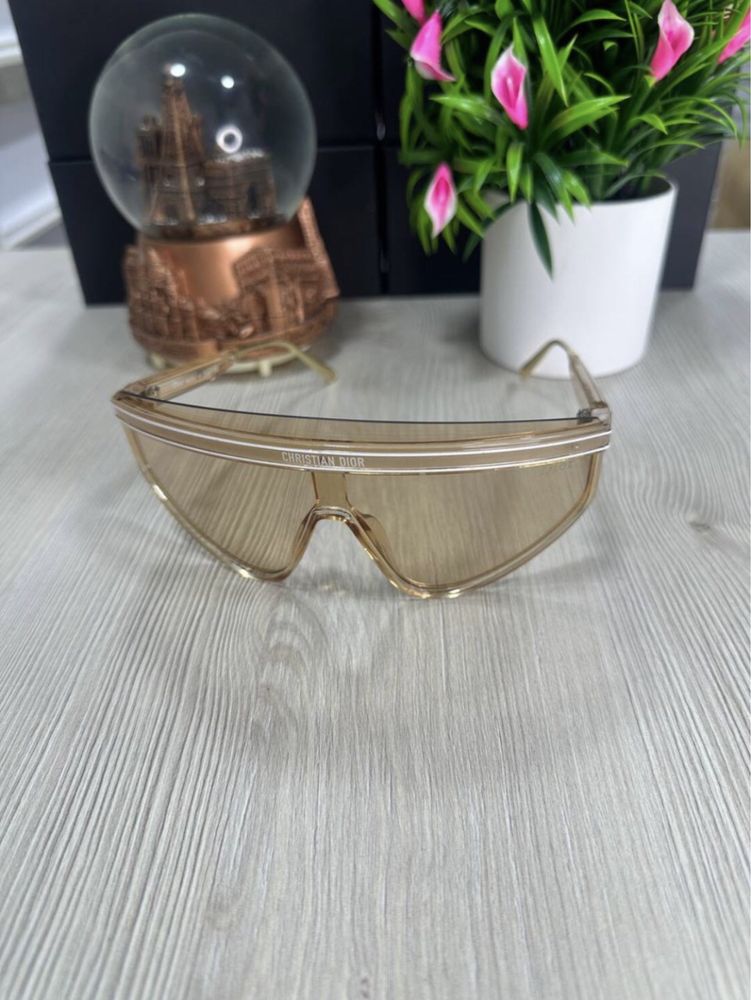 Очки Dior.
