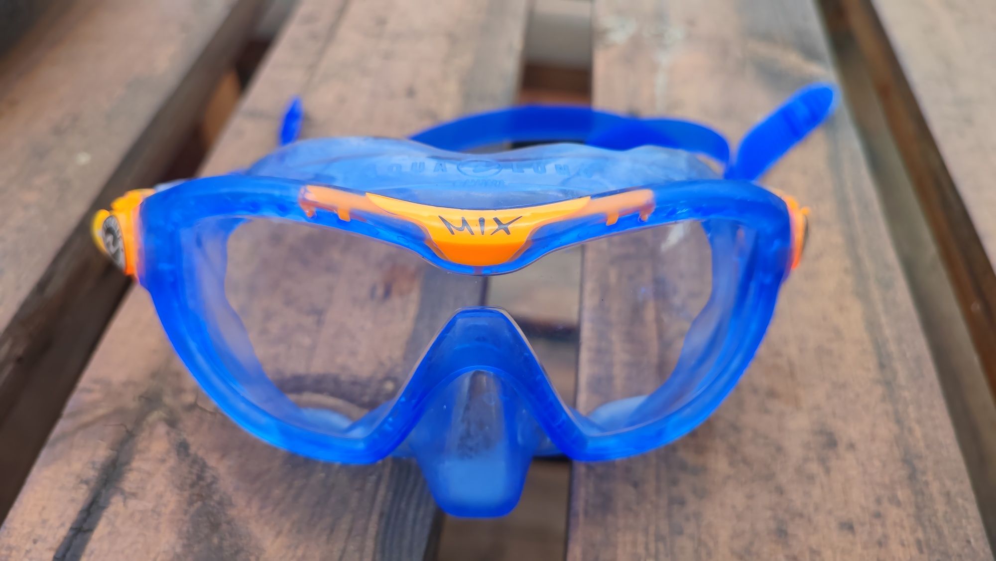 Детски очила за плуване, каска
и количка за ученическа раница
