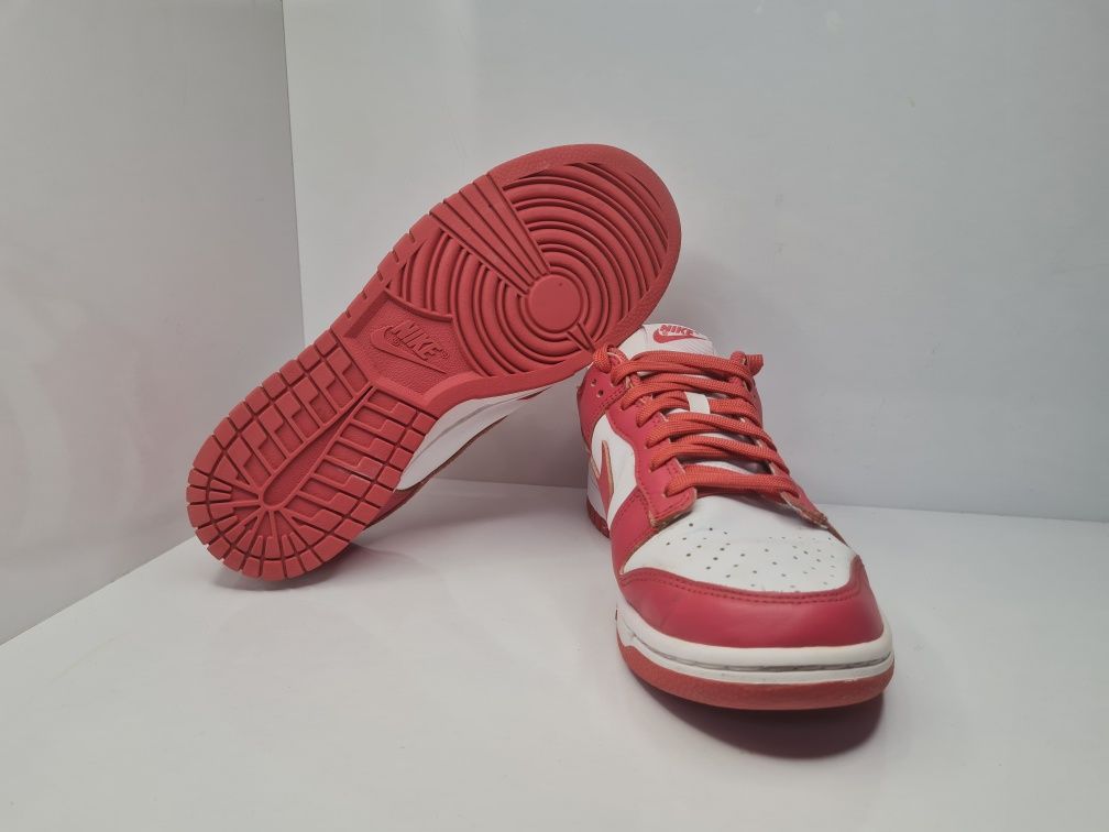Кецове Nike Dunk Low 

Носени,но в отлично състояние. 

Размер 40.5 ст