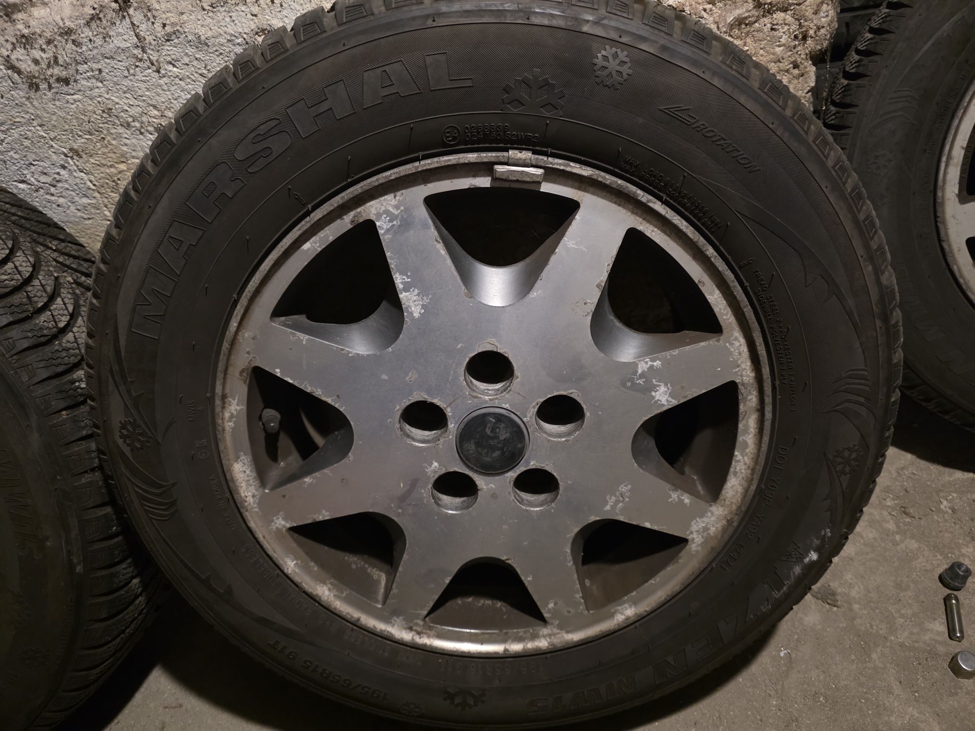 Зимни гуми 195/65/15 Marshal (Kumho), оригинални джанти Ланчия R15
