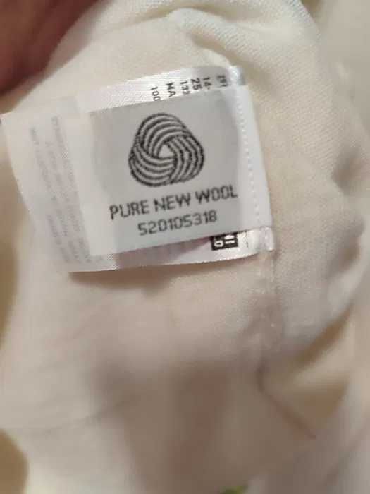 Пуловер с V-образно деколте от 100% мериносова материя