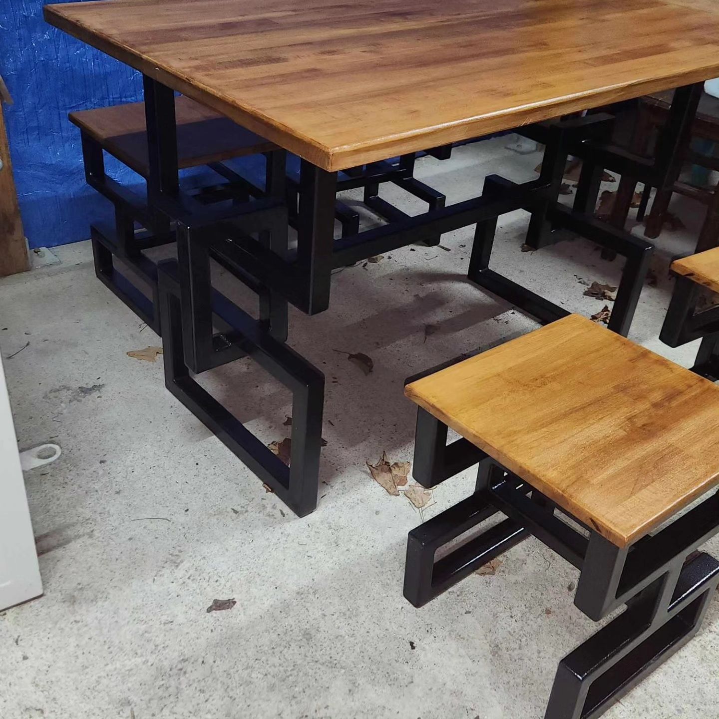 Set masă cu scaune de vânzare realizate manual