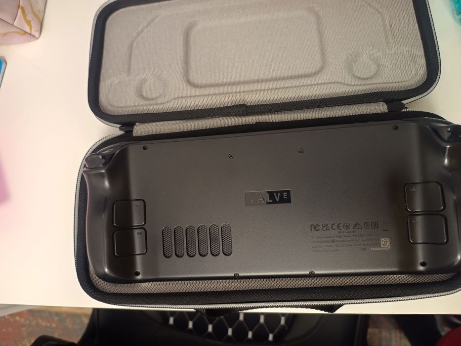 Vând Steam deck ...