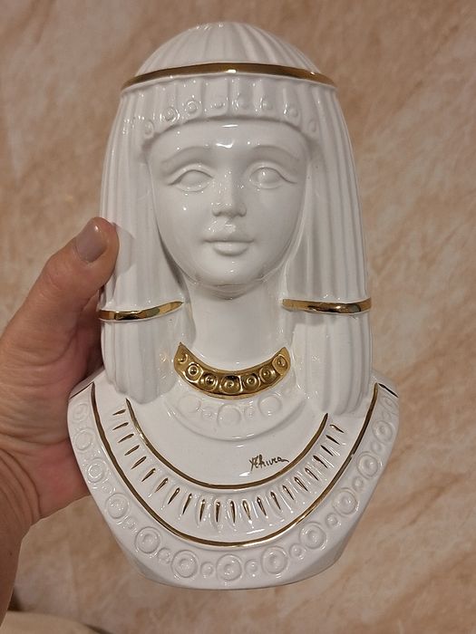Порцеланов бюст Ahura