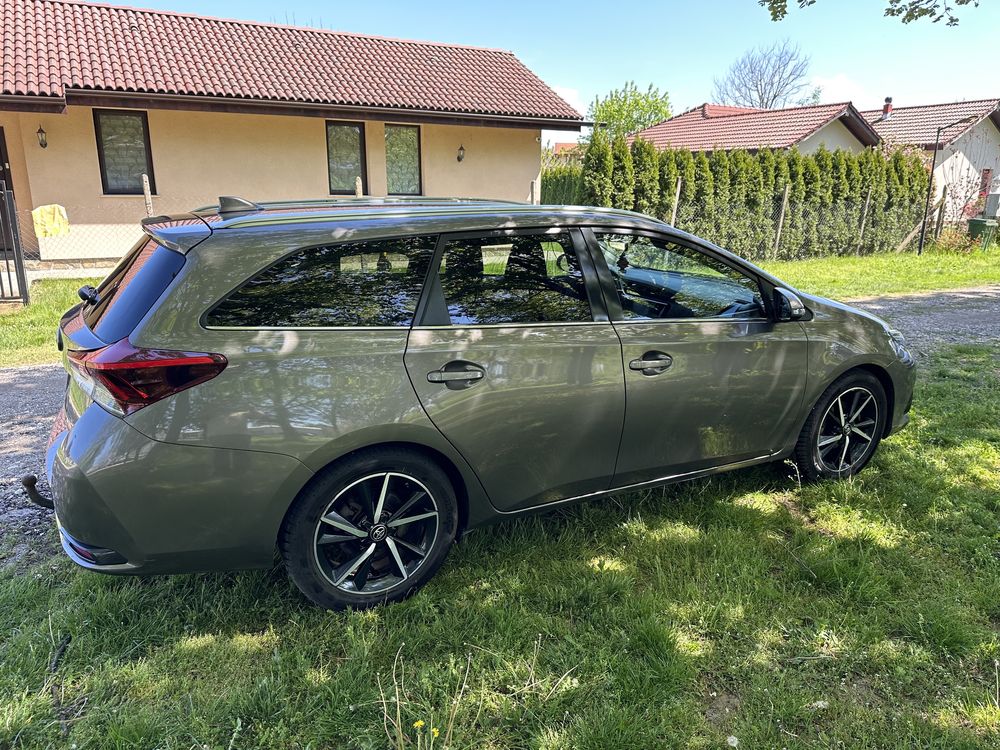 Продавам Тойота Аурис 2019 г