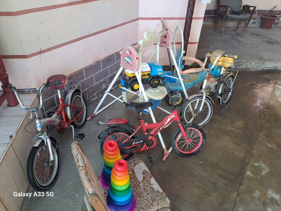 Детский велосипед и игрушки