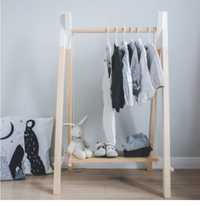 Дървена закачалка за дрехи за най-малките