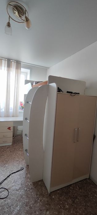 Продам детскую кровать с встроенным  шкафом