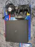 PS4 1TB + 2 manete + 3 jocuri TOP – stare impecabilă
