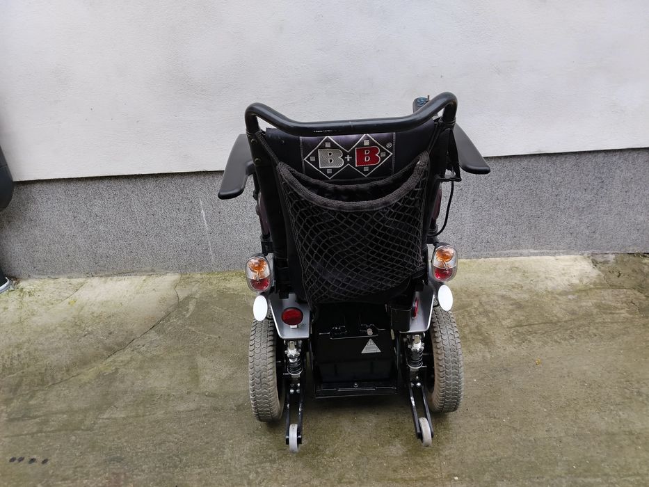 Cărucior scaun electric pentru persoane cu dizabilități