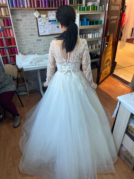 Rochie Miresa cu corset, voal si crinolina