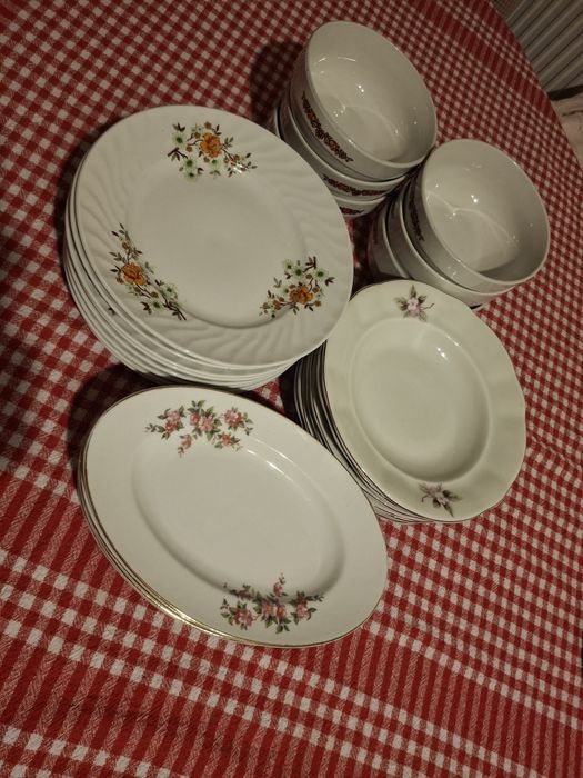 Порцеланови чинии и купи