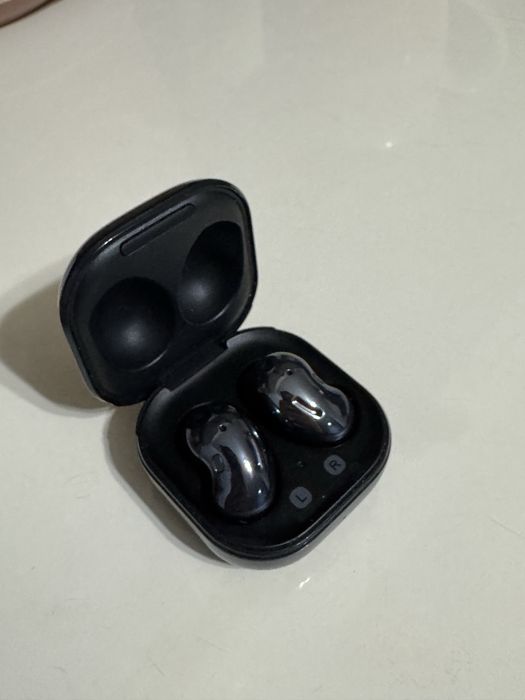 Беспроводные наушники Samsung Buds