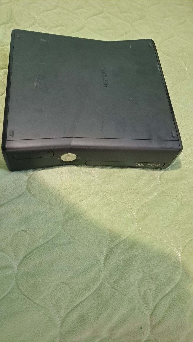 Vând xbox360 cu un joc și 3 controlere