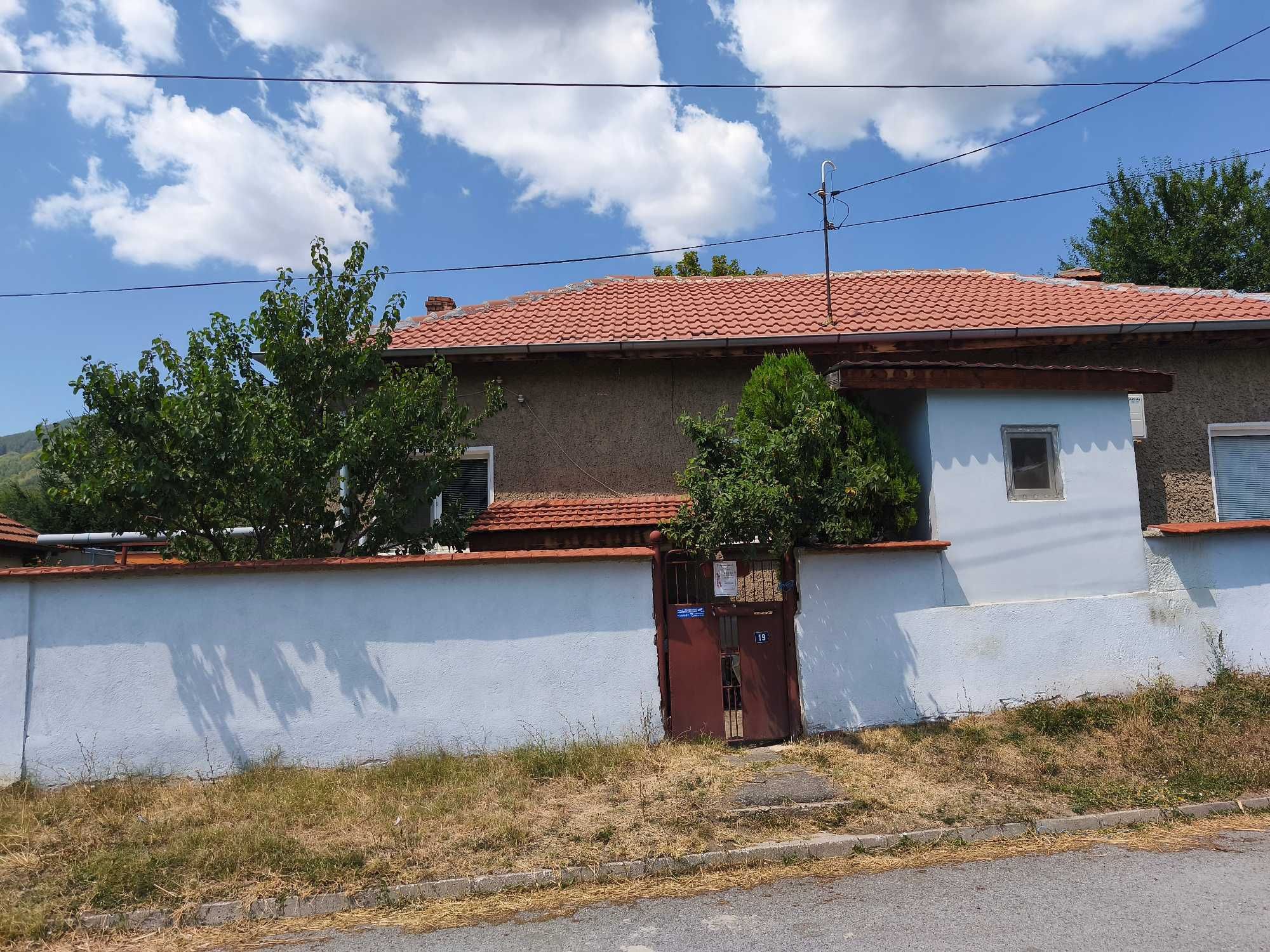 Продава къща в гр. Златица