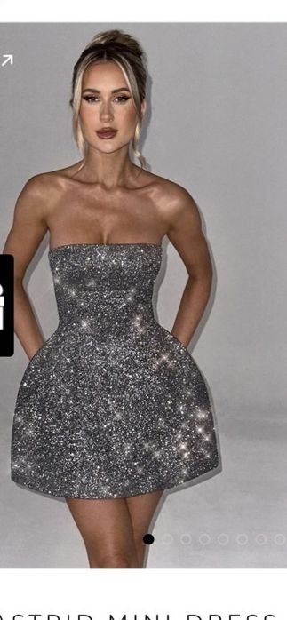 Коктейлна рокля с бляскав ефект, гол гръб и голяма панделка