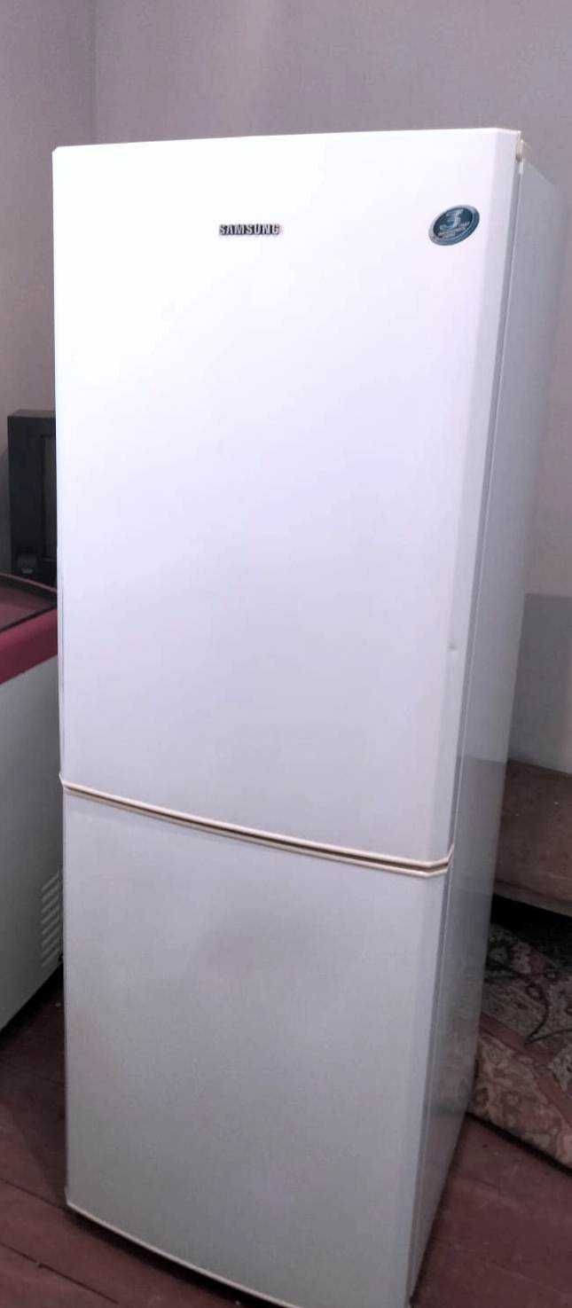 Продам   Самсунг холодильник отлично работает  без проблемно