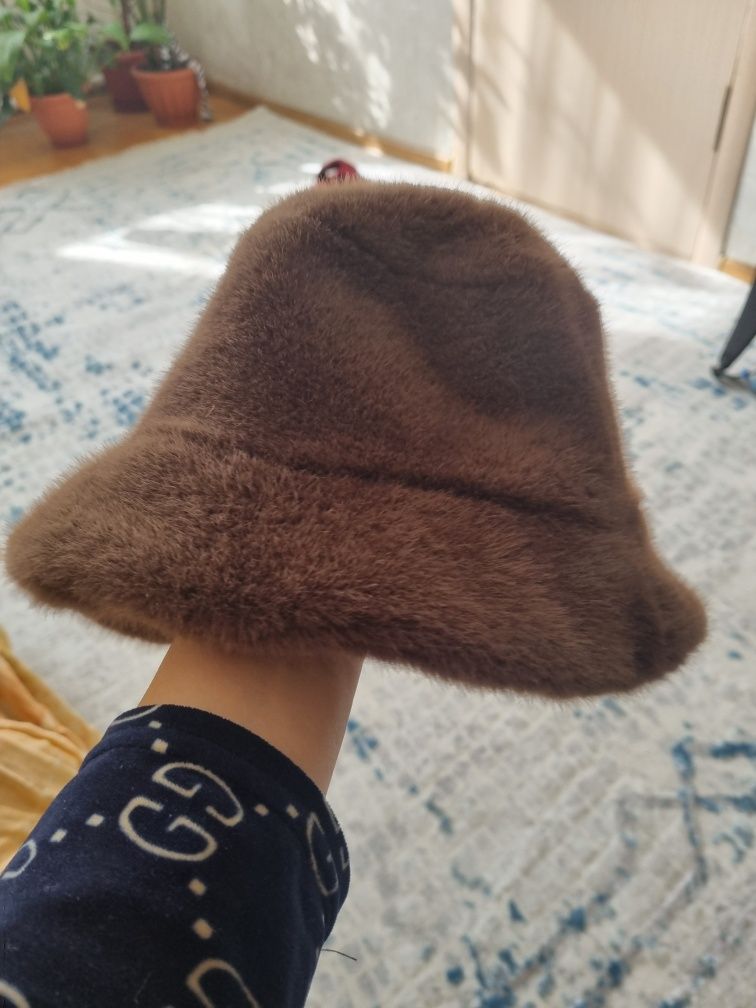 Продам шапку  с натуральной опушкой
