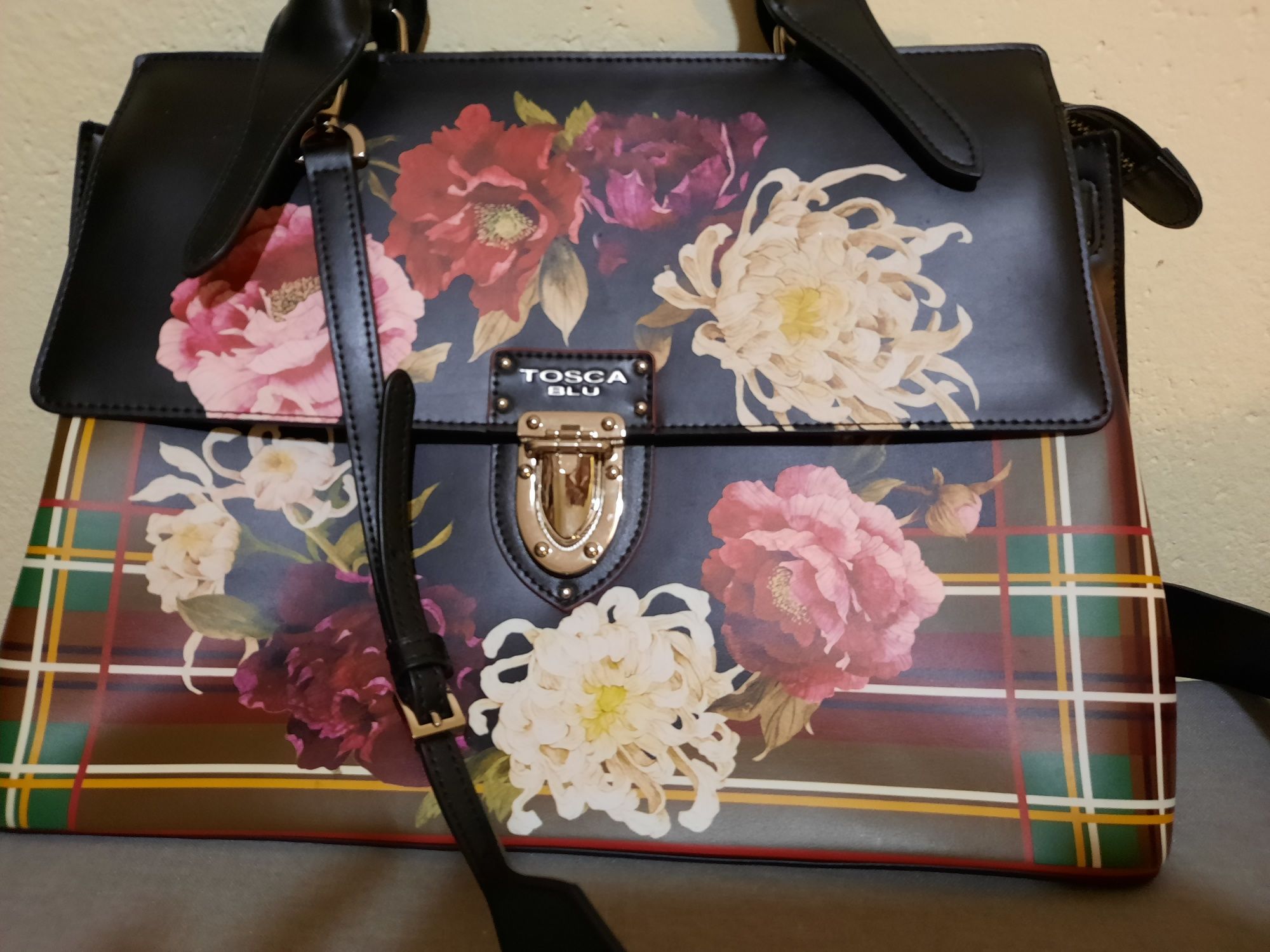 Уникална чанта на Tosca Blu