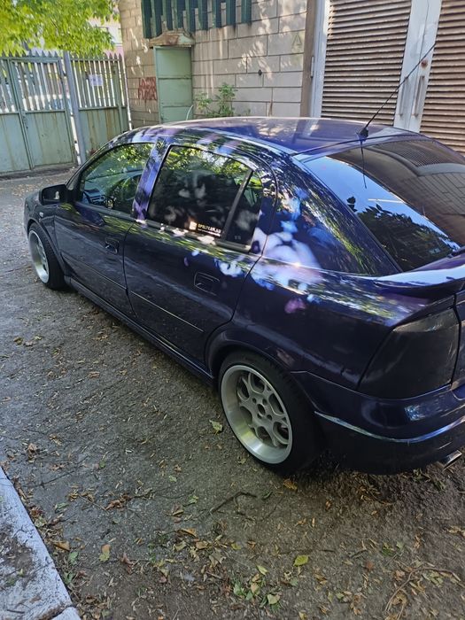Mașina de vânzare Opel.