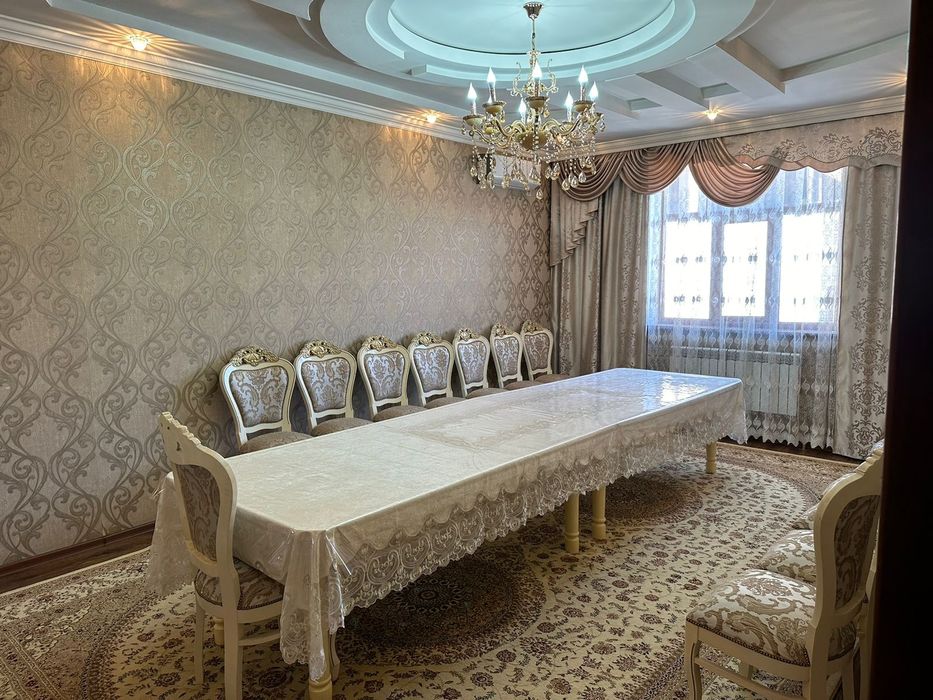 Стол и 16 стульев в отличном состоянии