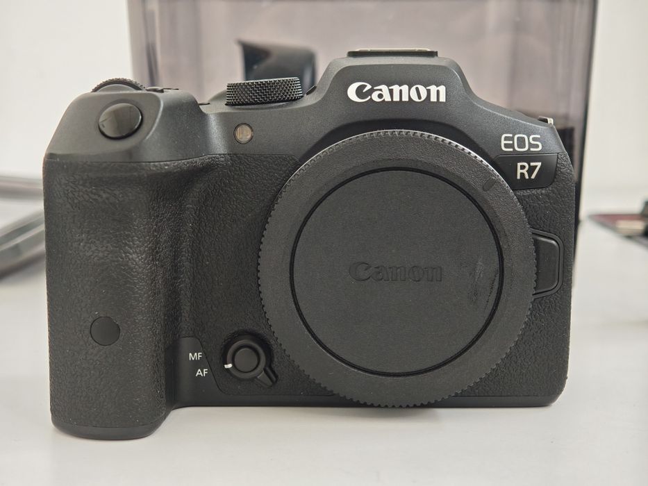 Canon R7 + RF 24-105mm + 4 батерии + 2 карти памет – комплект