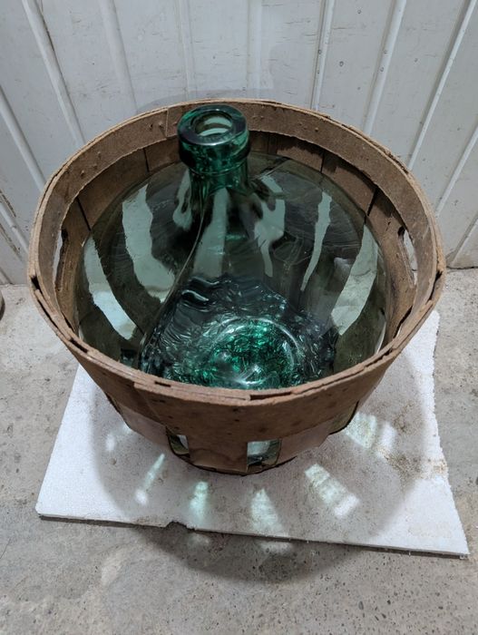 Damigeană 50 litri trei bucăți.