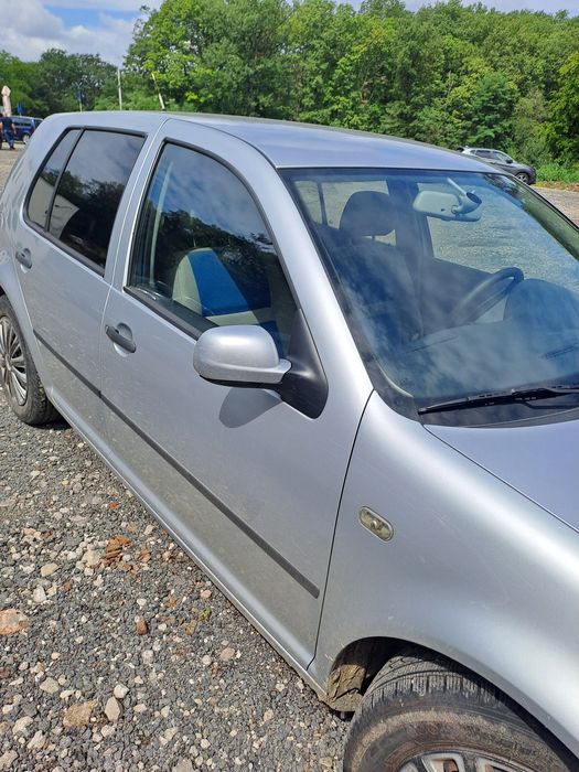 Vand golf 4 1.6. Pentru mai multe detali