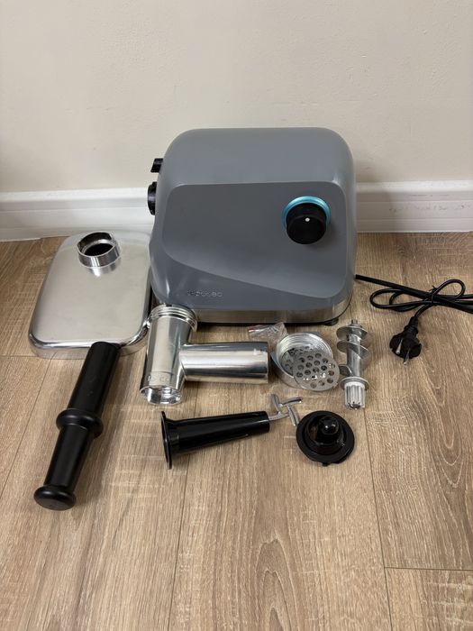 Crusher 1400 1360W електрическа месомелачка, с 1 нож и 3 режещи плочи.