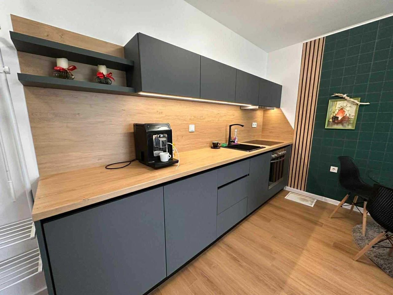 Дава се под наем Тристаен апартамент в Пловдив, Кършияка - 100 кв.м за 612 € - Снимка #2