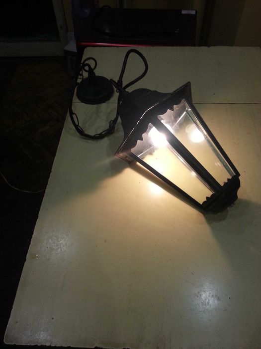 Стар метален електрически фенер.