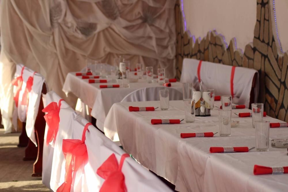 Калъфи за столове и пейки за сватба и празнична украса, панделки и дру