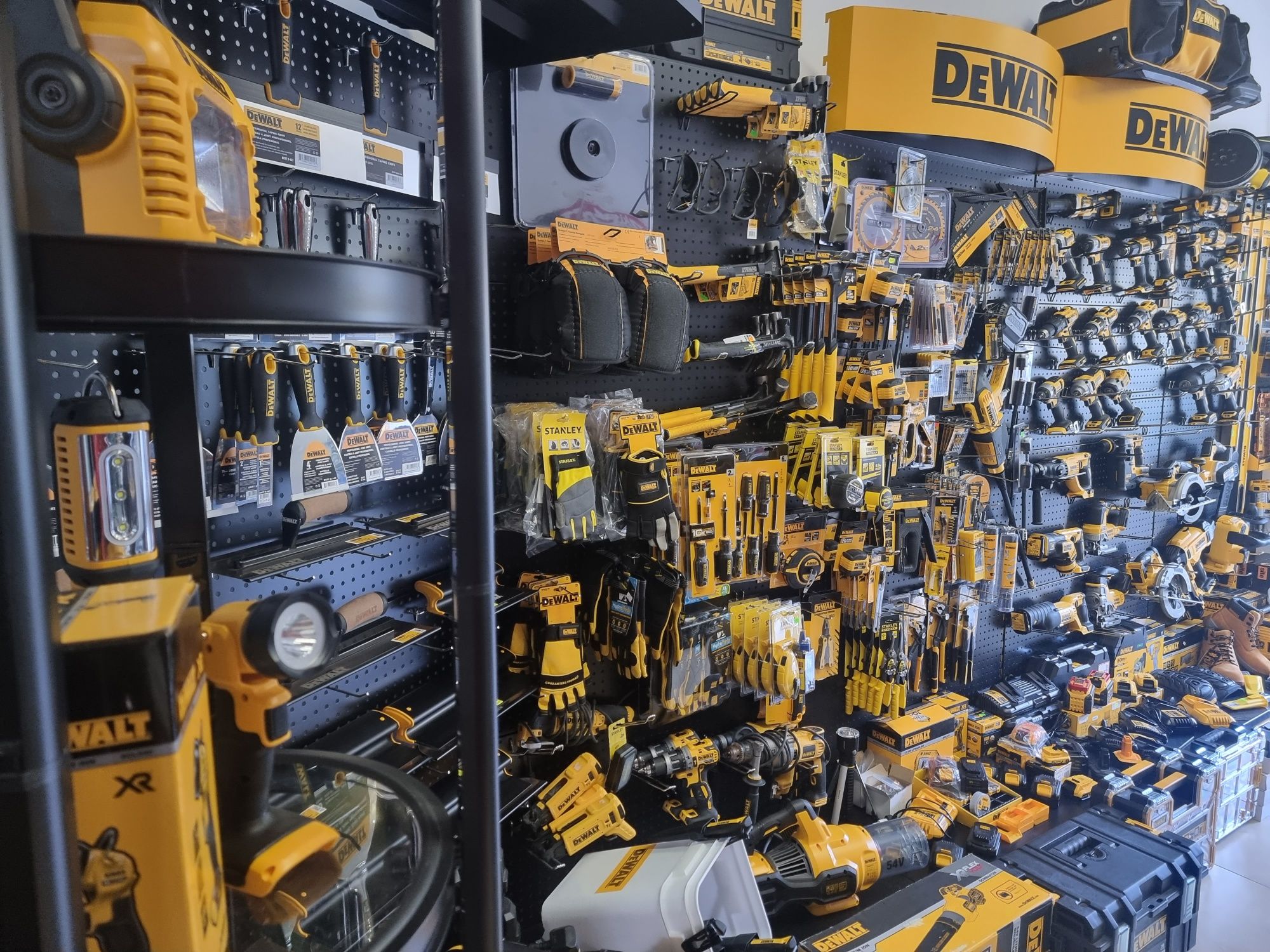 Dewalt Деволт Макита Makita Milwaukee Машини и Инструменти Зарядни