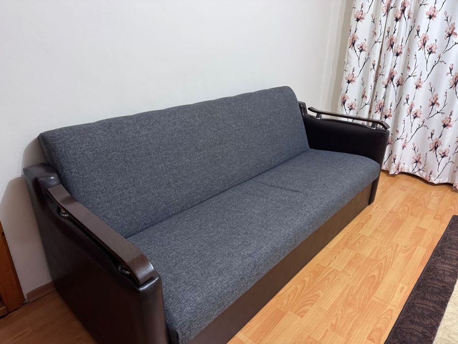 Canapea extensibila . Culoare gri