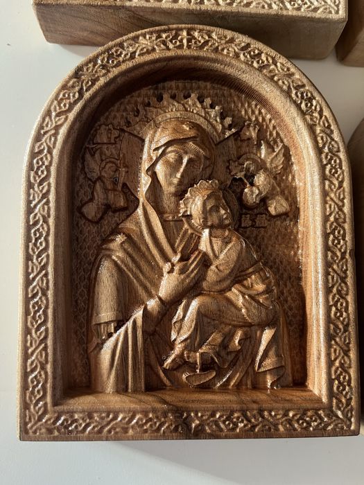 Icoane lucrate in lemn