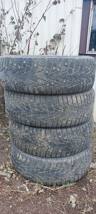 Продам комплект зимних шин,шипованных