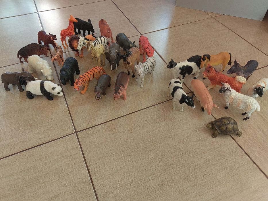 Различни видове животни детски играчки - домашни, диви, динозаври, нас