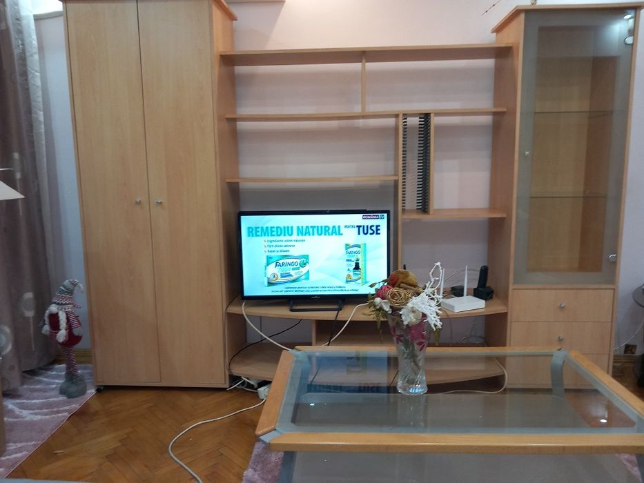 Vand mobilier living biblioteca și masuta Mobexpert, în stare buna