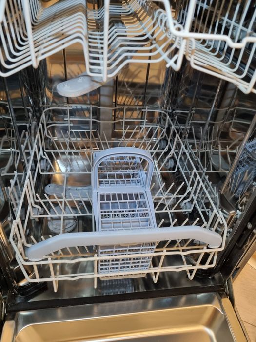 Свободностояща миялна машина Indesit в отлично състояние