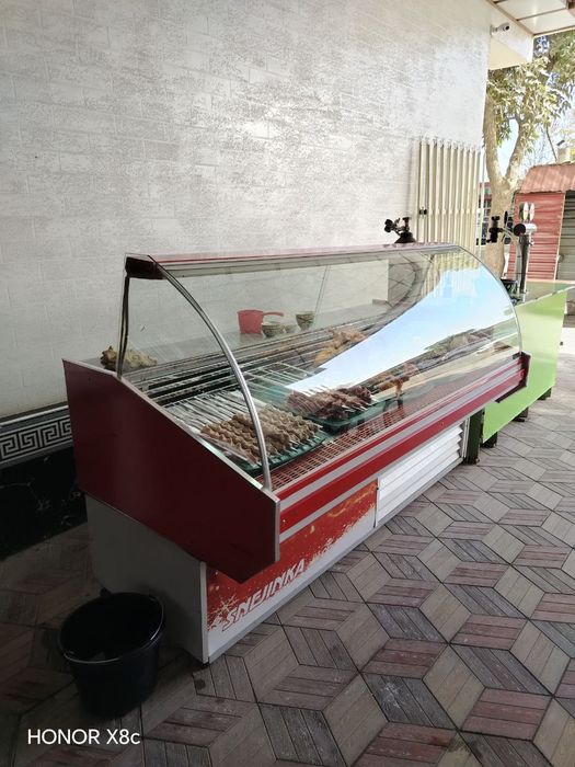 Vitrina xolodelnik sotiladi